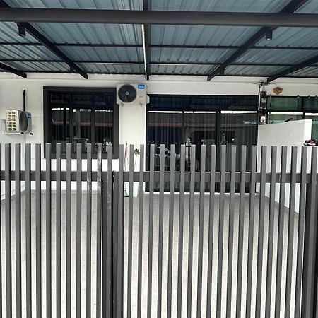 Sure Stay Homestay Simpang Ampat  Eksteriør billede